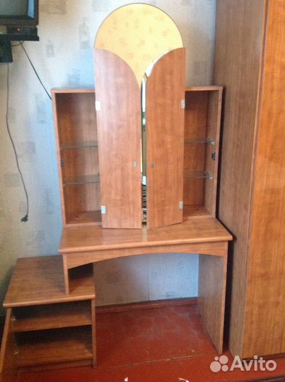 Туалетный столик с зеркалом