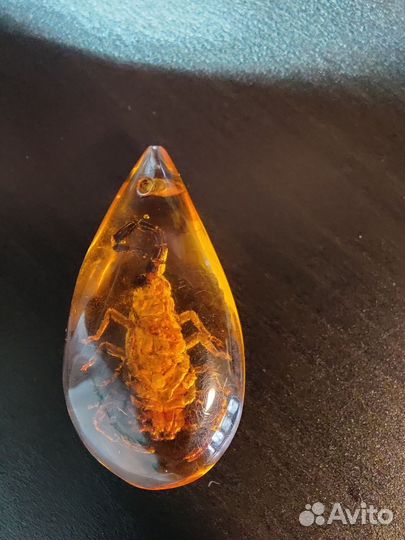 Брелок Скорпион в пластике под янтарь