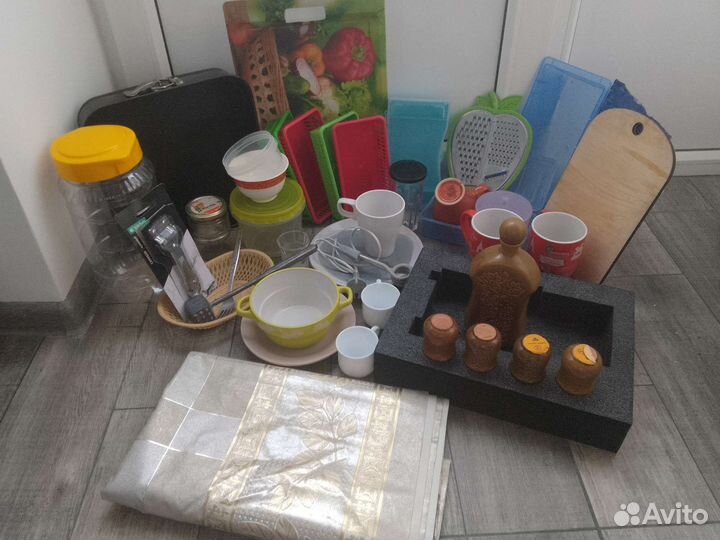 Набор столовой посуды и кухонной утвари