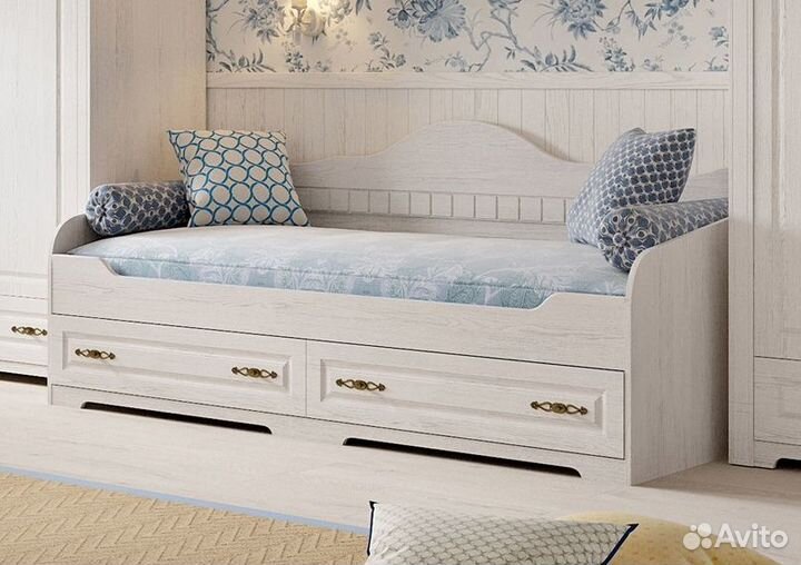 Новая кровать с пружинным матрасом