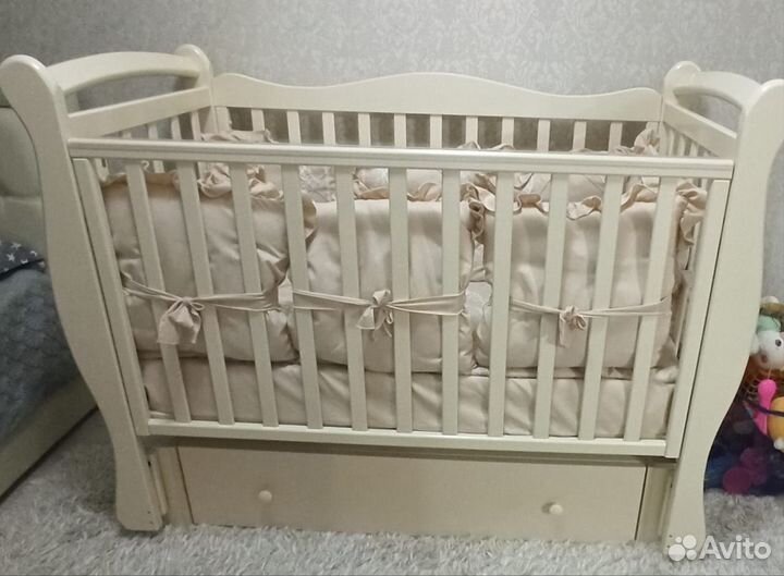 Детская кроватка с маятником