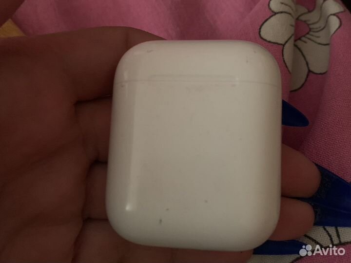 Кейс и правый наушник AirPods 2