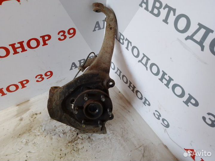 Поворотный кулак передний левый Nissan Navara D40