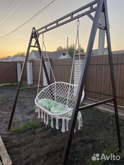 Каркас из металла и качели
