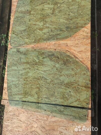 Стекло передней двери Мерседес спринтер 906 левое