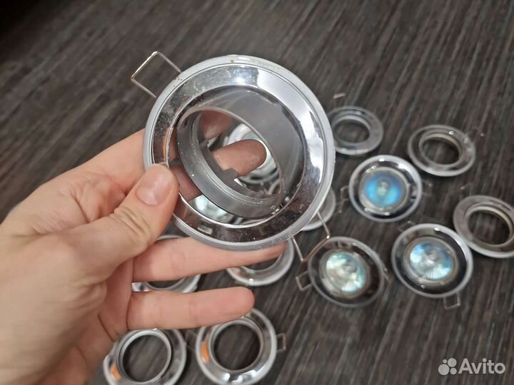 Красивые встраиваемые софиты хром из металла