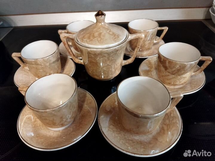 Кофейные чашки и сахарница