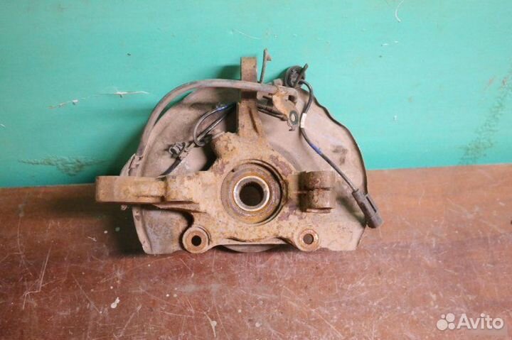 Кулак поворотный передний правый Mitsubishi Lancer