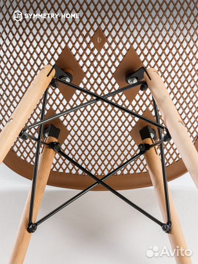 Стул ажурный коричневый в стиле eames