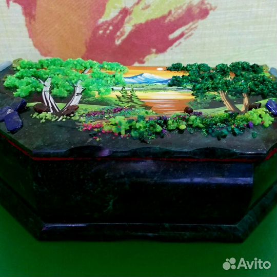 Новая шкатулка с драгоценными камнями. Материал зм