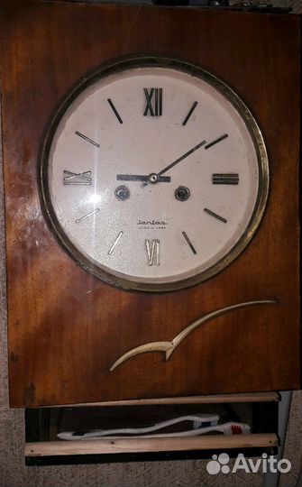 Старинные настенные часы с Боем