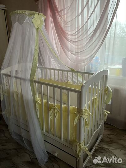 Детская кроватка с поперечным маятником