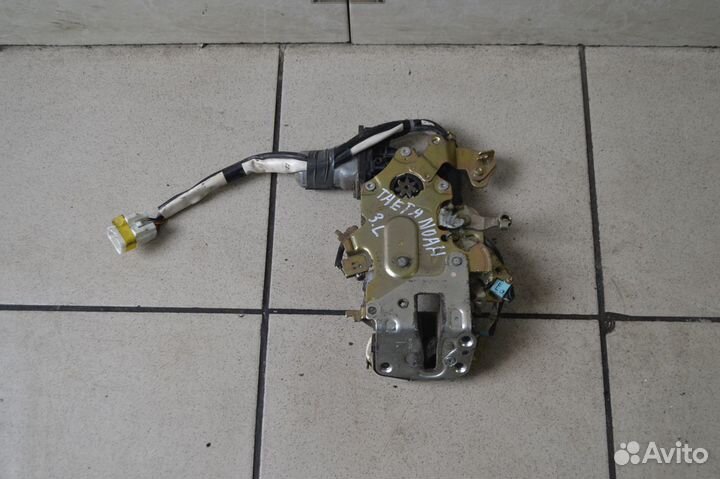 Замок двери задний левый Toyota Noah R60