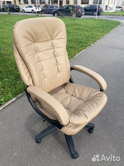 Офисное кожаное кресло новое