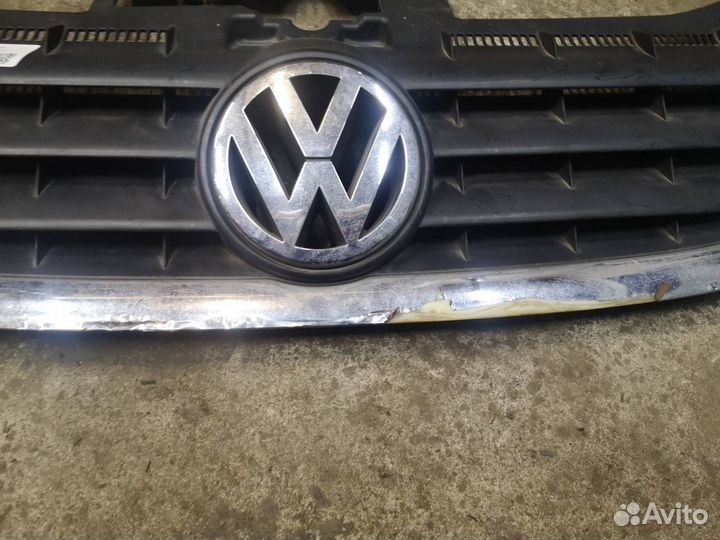 Решетка радиатора Volkswagen Touran 1T0853651