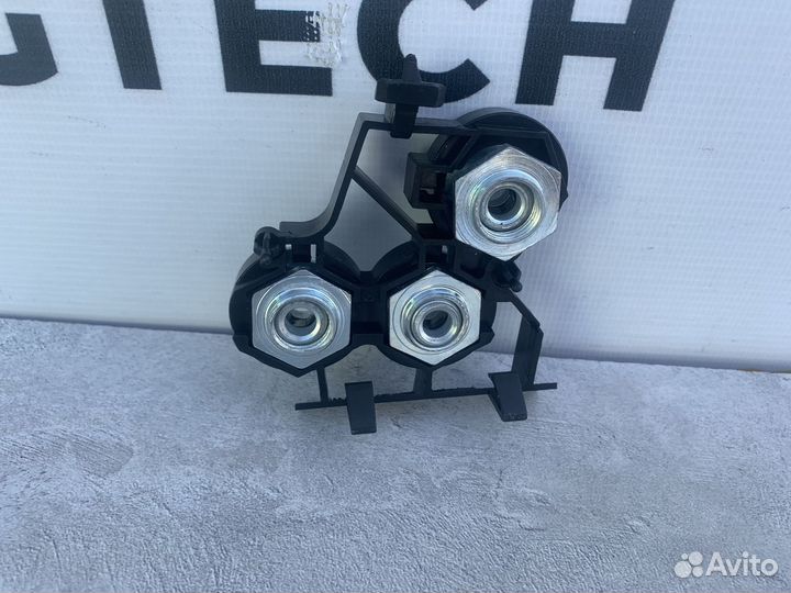 Кронштейн передней панели Mercedes A2136205900