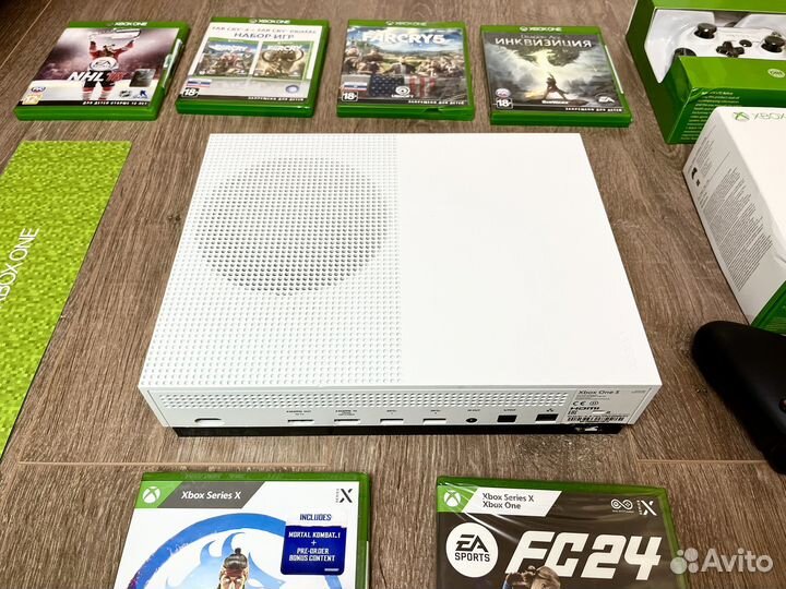 Xbox One S 1tb с 2 геймпадами и 450 игр