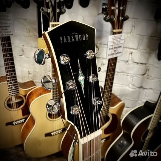 Акустическая гитара, новая + кейс и аксессуары