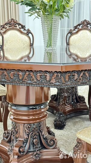 Стол обеденный. В наличии