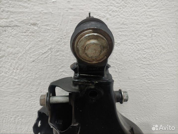 Рычаг подвески передний правый Toyota Tundra 5.7