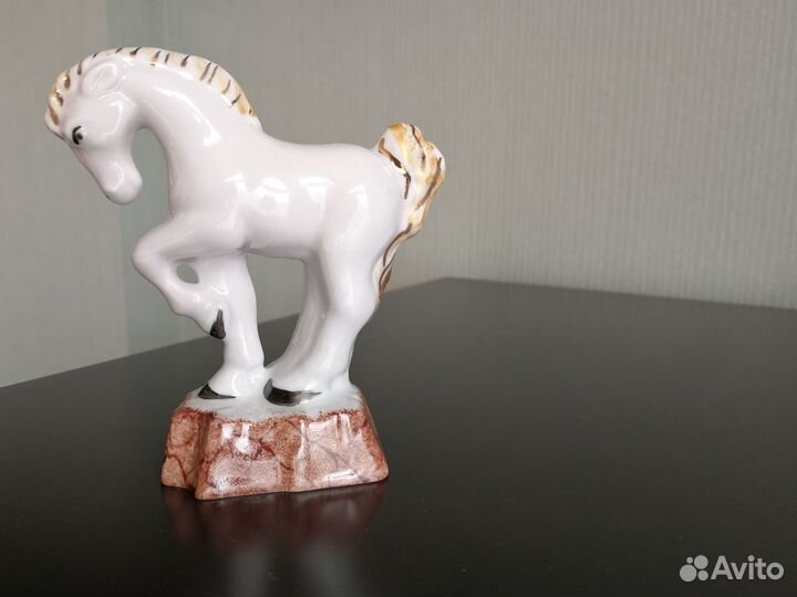 Фарфоровые статуэтки лошадки