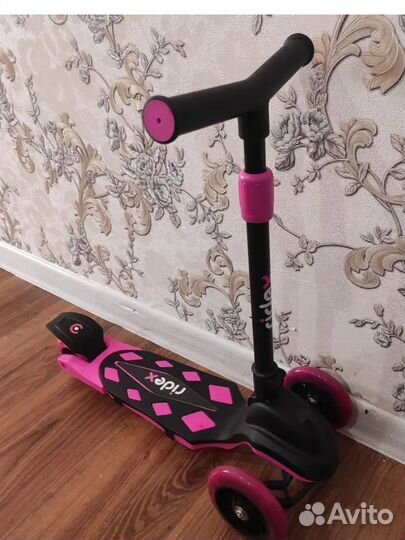 Самокат трехколесный