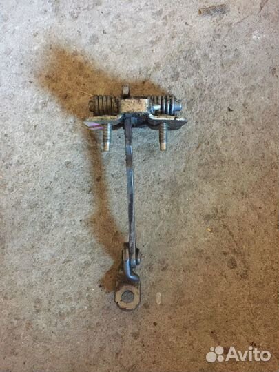 Ограничитель двери рено логан 1