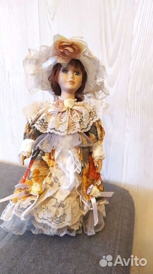 Кукла фарфоровая