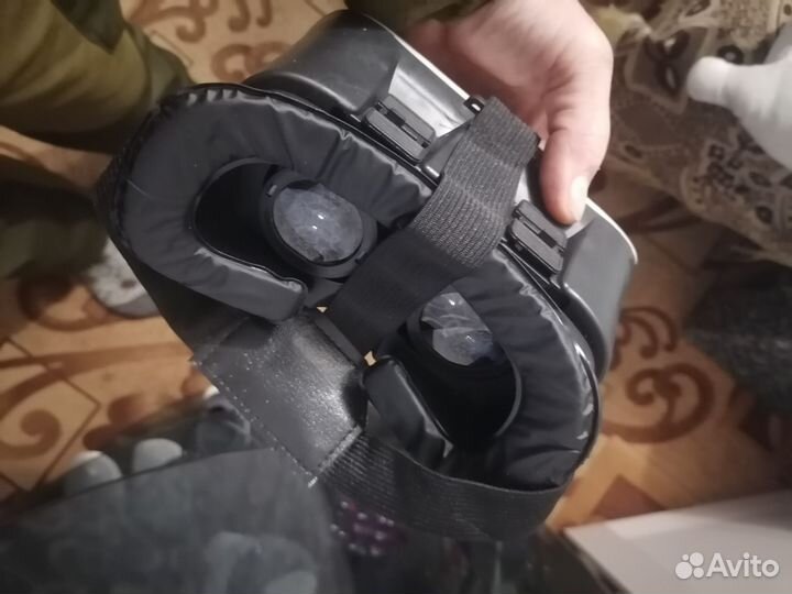 Очки виртуальной реальности с джойстиком