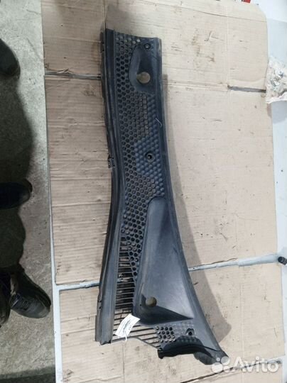 Накладка лобового стекла левая Ford Focus