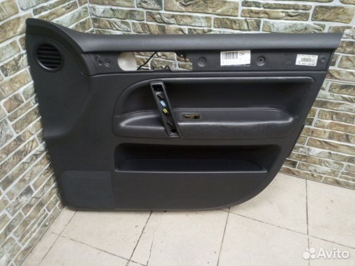 Обшивка боковой двери передняя правая Volkswagen