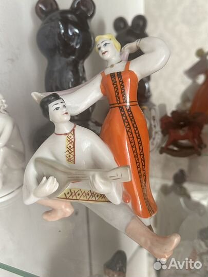 Фарфоровая статуэтка Перепляс плясуны с балалайкой