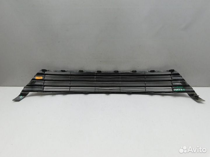 Решетка в бампер центральная Toyota Auris