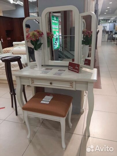 Дамский столик из массива