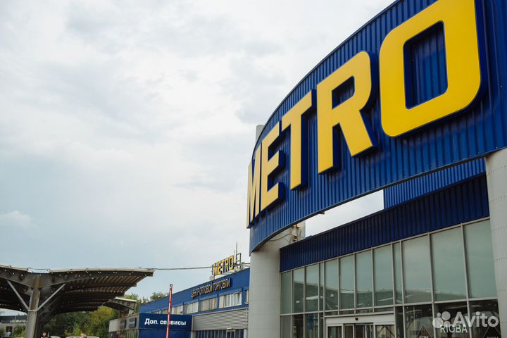 Работник торгового зала на выкладку