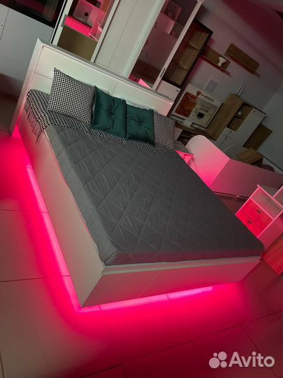 Кровать парящая белая