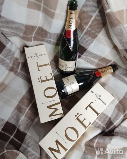 Бутылка и коробка Moet Chandon