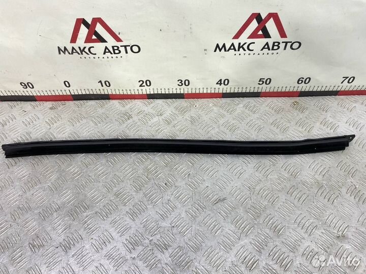 Б/У уплотнительная резинка стекла передний левый