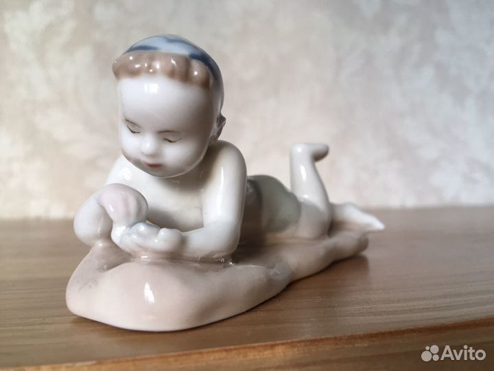 Фарфоровая статуэтка лфз мальчик на пляже