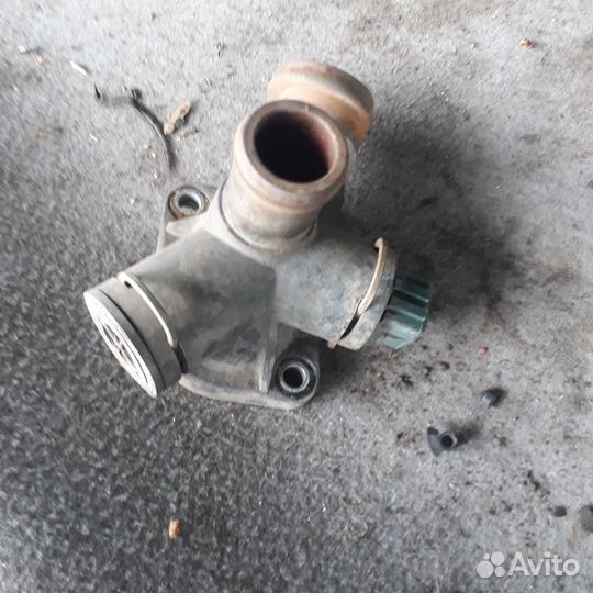 Тройник охлаждения двс 1,6 Ауди А4Б5 VW Пассат Б5