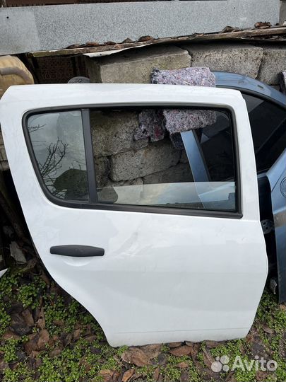 Задняя правая дверь Renault Sandero степвей