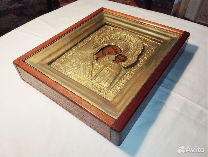 Икона Казанской Божьей Матери в киоте