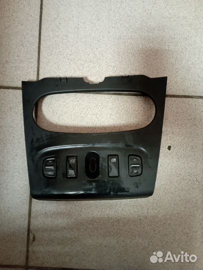 Накладка центральной консоли на Логан 2