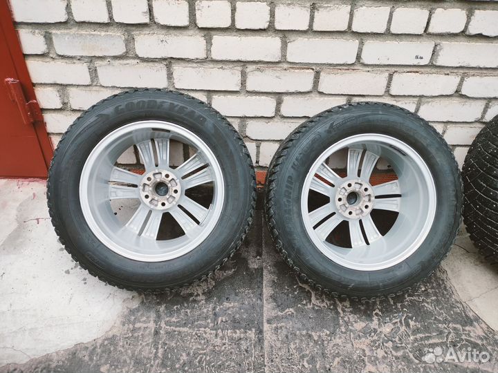 Goodyear Ultra Grip Ice Arctic 2 215/65 R17 99T