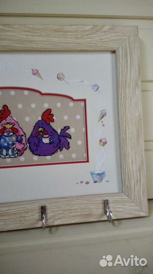Вышивка крестиком в раме с крючками