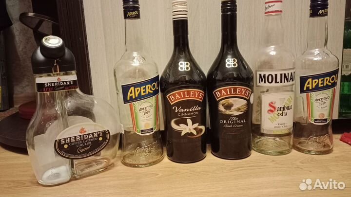 Бутылки - виски, ром, ликер, вино