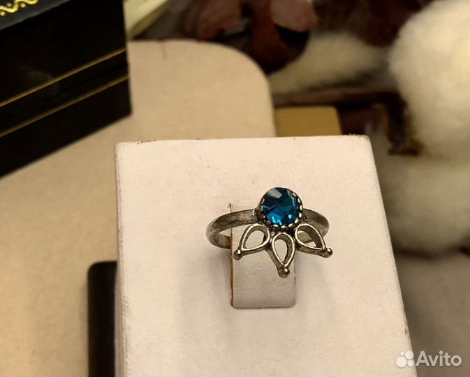 Кольцо с ярко- голубым кристаллом серебряный тон