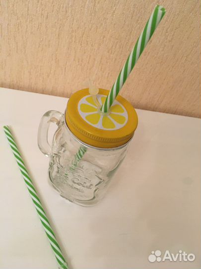 Кружка с крышкой и соломкой