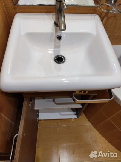 Умывальник с тумбой для ванной