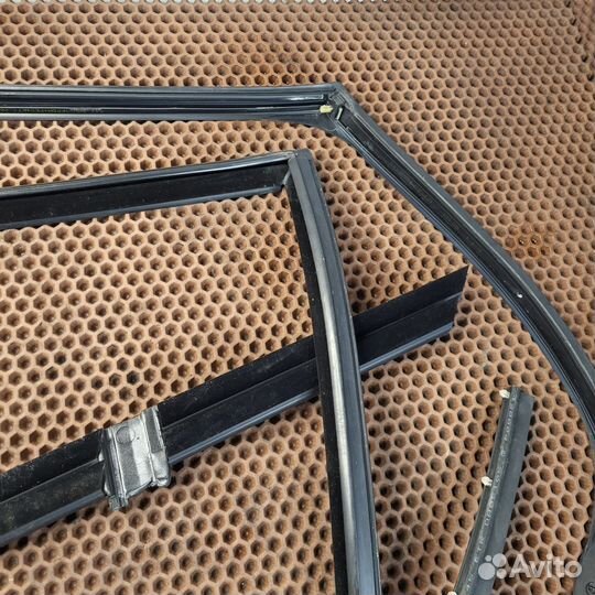 Резинки задней левой двери BMW f11 touring